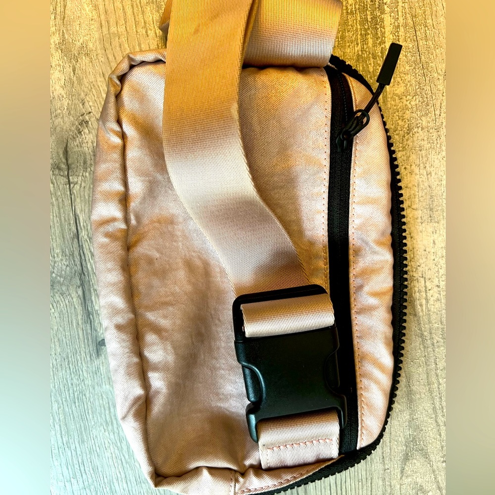 Lululemon 1L everywhere belt bag